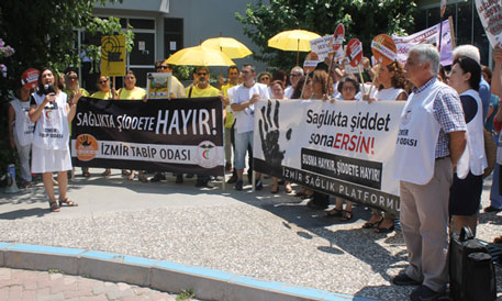 İzmir’de yaşanan sağlıkta şiddet olaylarını ortak basın açıklaması