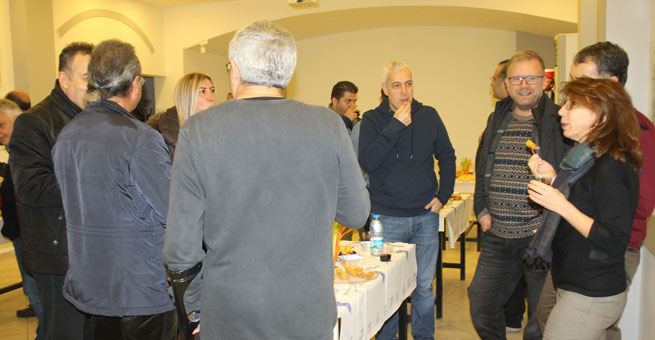 Özel sağlık kuruluşlarında çalışan hekimler İzmir Tabip Odası tarafından düzenlenen dayanışma kokteylinde buluştu.
