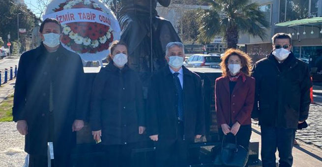 İzmir Tabip Odası 14 Mart Tıp Bayramı kapsamında 'Tıbbiyeli Hikmet' anıtına çelenk bıraktı.